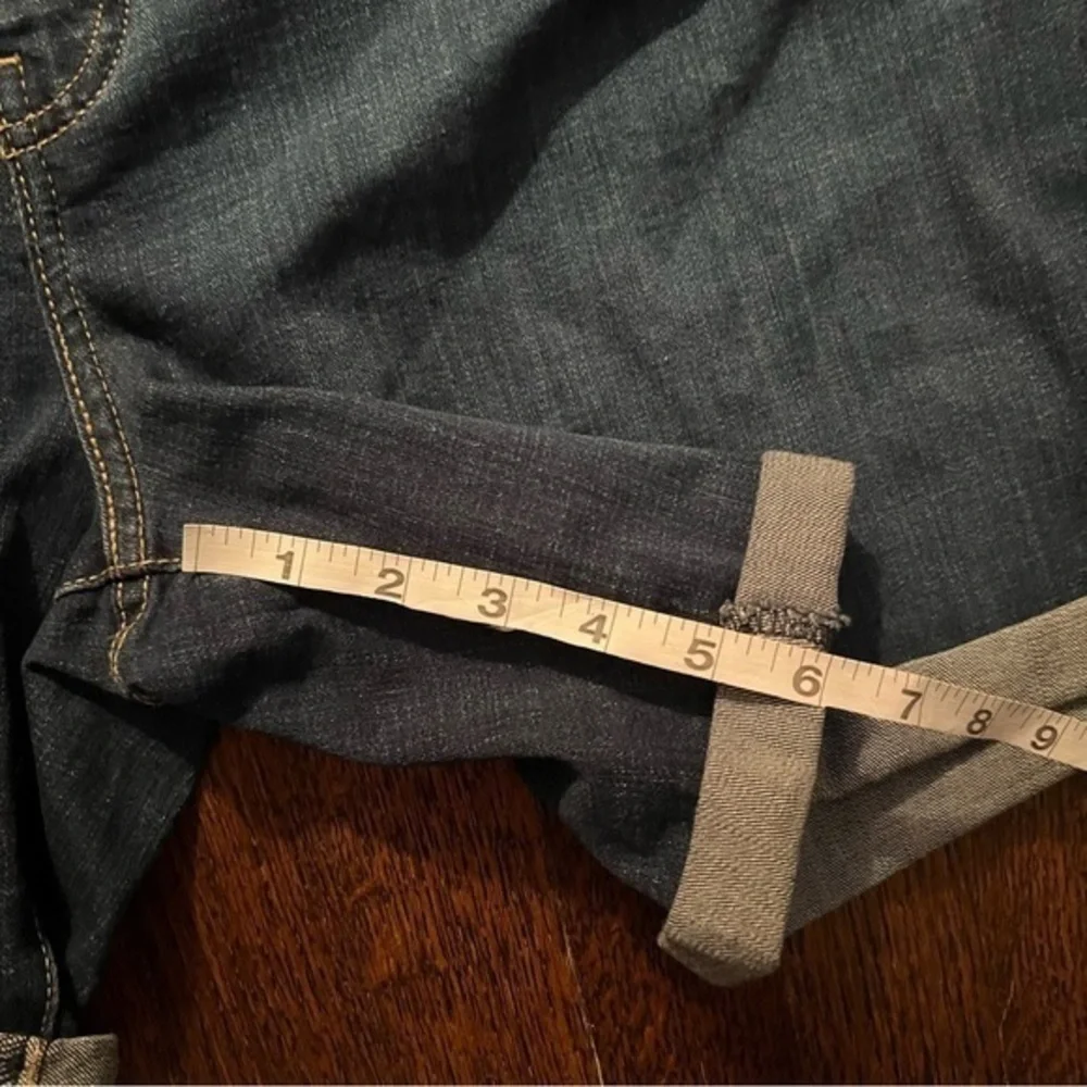 NWT Levis size 20W mid length jean shorts
